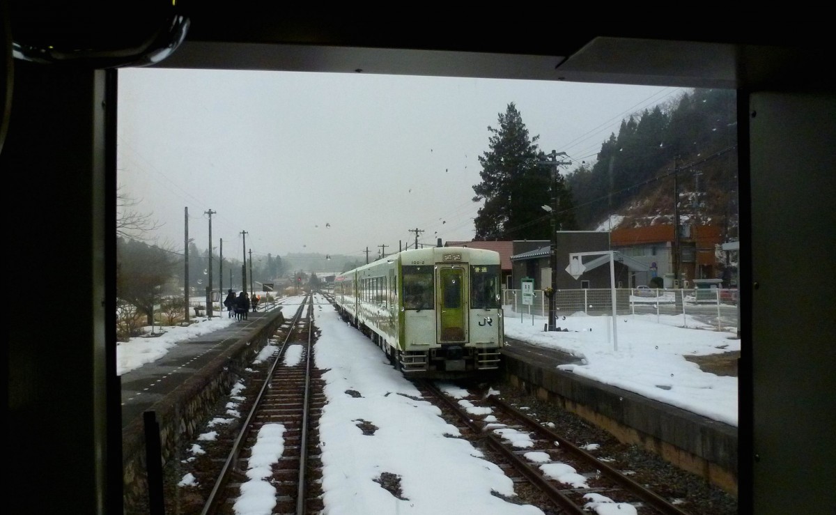 Ôfunato-Linie, Kreuzung am frühen Morgen mit einem Zug aus 3 Triebwagen Serie 100, zuvorderst KIHA 100-2. Am winterlich eisigen 15.Februar 2013, in Mataki. 