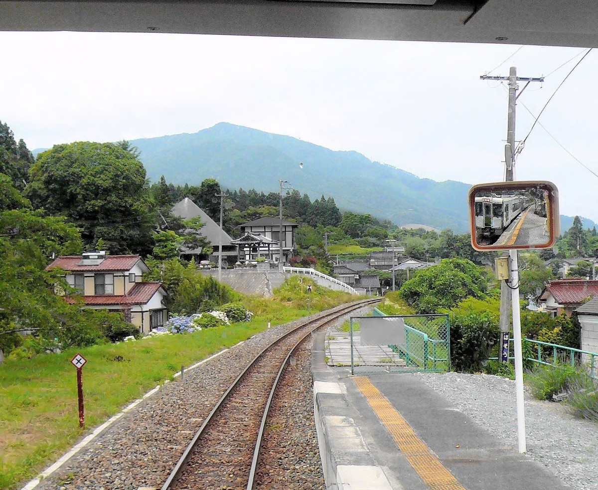 Ôfunato-Linie, der Küstenabschnitt wie er einmal war: Station Hosoura mit Blick auf einen typischen Ortstempel; die grosse Tempelglocke ist im Glockenhäuschen gut zu sehen. Im Spiegel die Triebwagen KIHA 100-42 und -33. 9.Juli 2010.  