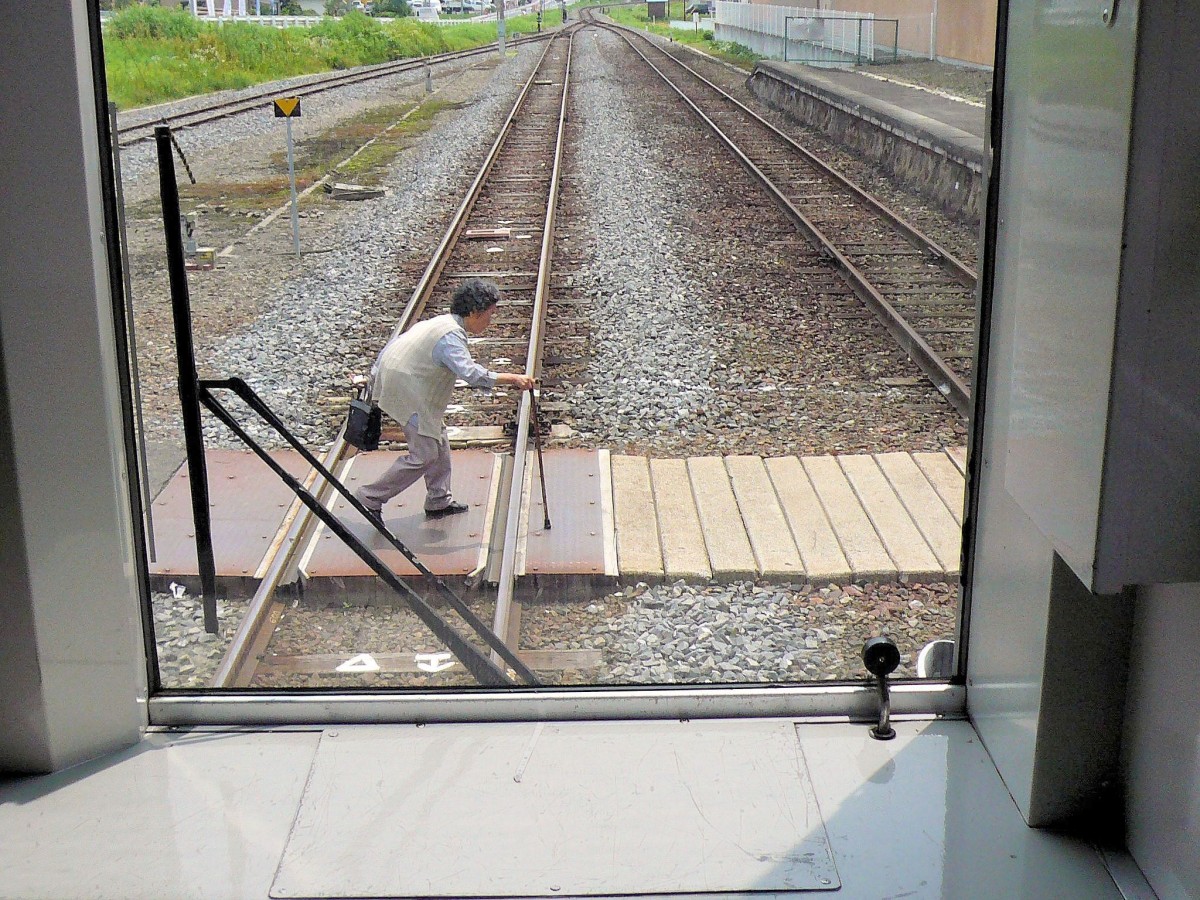 Ôfunato-Linie: Neben Schülern benutzen auch alte Menschen den Zug. Blick aus dem Fenster des kleinen Triebwagens KIHA 100-42 am Bahnhof Surisawa, 9. Juli 2010. 