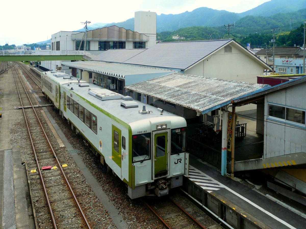 Ôfunato-Linie, Stadt Ôfunato: Das Triebwagenpaar KIHA 100-42 und KIHA 100-33 ist an der Endstation im Ortsteil Sakari eingetroffen. 9.Juli 2010.  