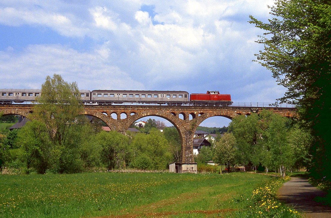 213 332 auf dem Viadukt bei Bad Endbach im Verlaufe der ehemaligen Strecke 624 Herborn - Niederwalgern, Aufnahme vom 25.05.1987.