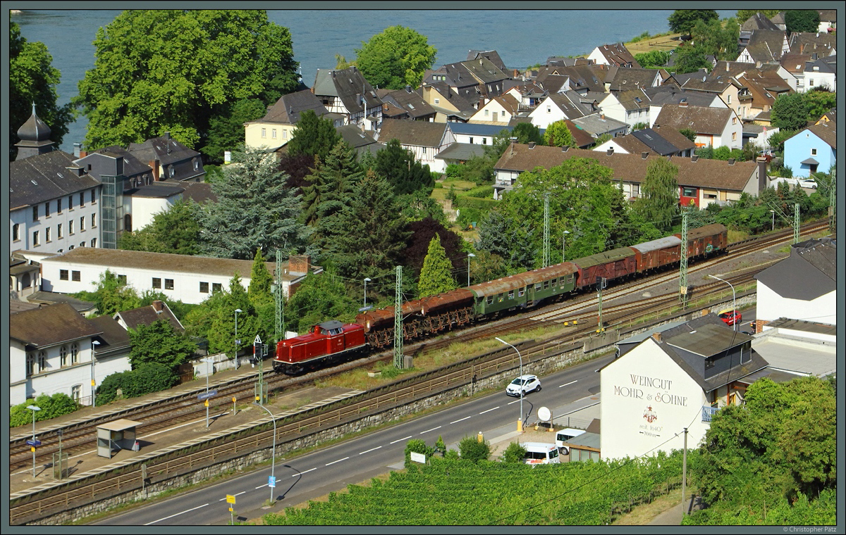 213 336  der Rheinische Eisenbahn GmbH aus dem benachbarten Linz überführt am 24.07.2020 mehrere historische Güterwagen und einen Umbauwagen. Hier durchfährt der Zug den Bahnhof Leutesdorf.