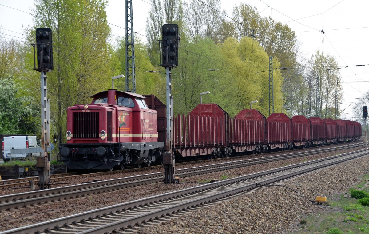 213 339 wartet am 07.04.14 in Leipzig-Thekla auf die Weiterfahrt gen Mockau. Nach kurzer Wartezeit konnte sie ihre Fahrt mit ihrem leeren Holzzug fortsetzen.