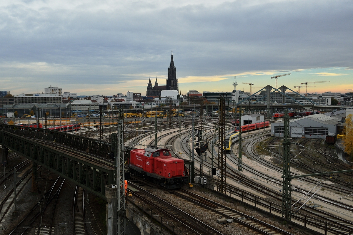 213 340 von AVG hat am 31. Oktober 2018 einen Teil des Kohlestaubzuges von Schelklingen nach Ulm Rangierbahnhof gebracht. Hier beim rangieren, kurz vor der erneuten Abfahrt Richtung Schelklingen.