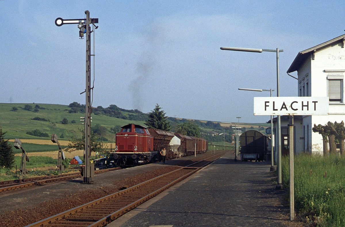 213 341, deren Steilstreckenfhigkeiten auch hier auf der Aartalbahn nicht bentigt wurden, wartet am 21.5.1981 mit ihrer bergabe Kettenbach - Limburg auf berholung eines Personenzugs (in Gestalt einer 517-Einheit). 
