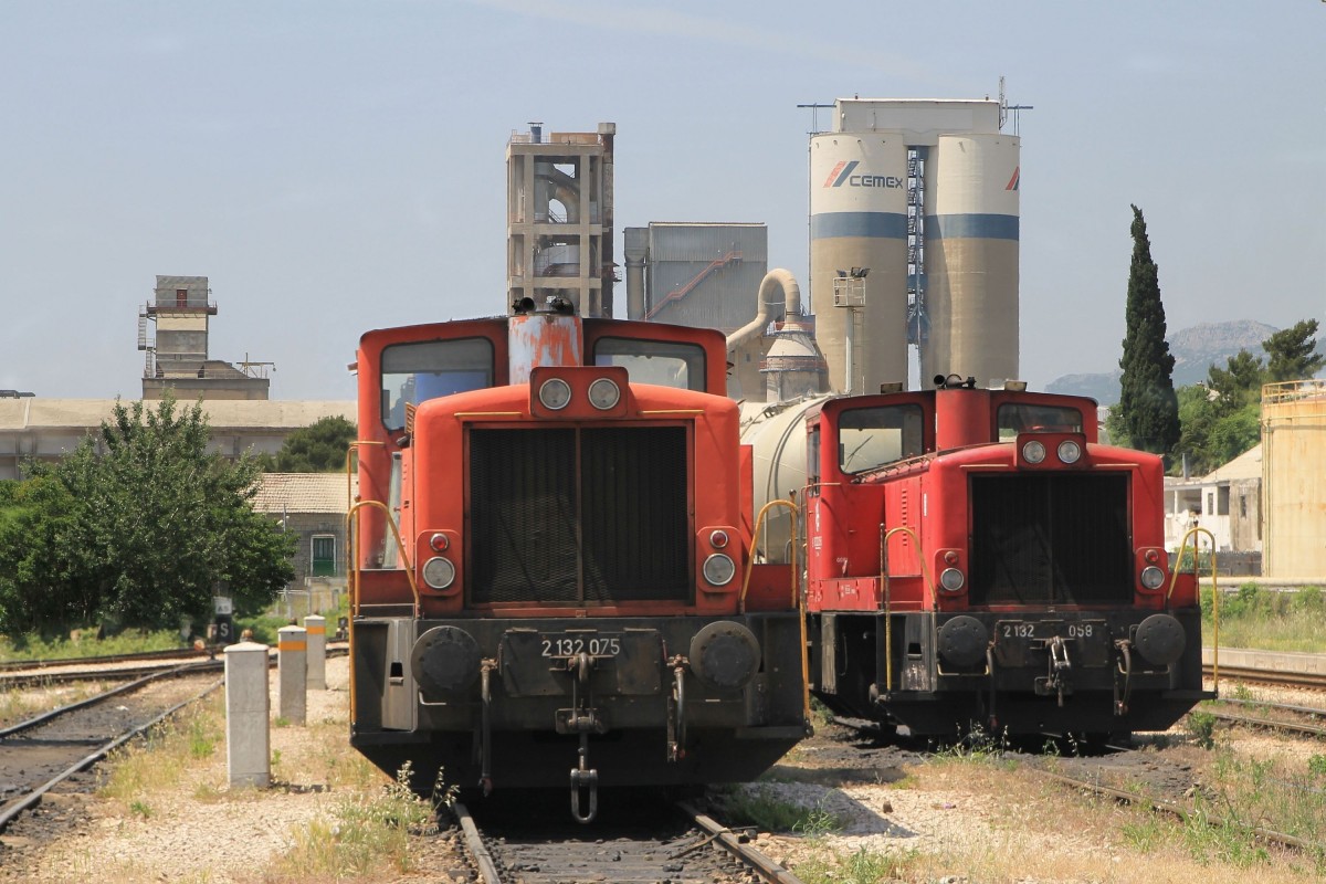 2132 058 und 2132 075 auf Bahnhof Solin am 19-5-2015.