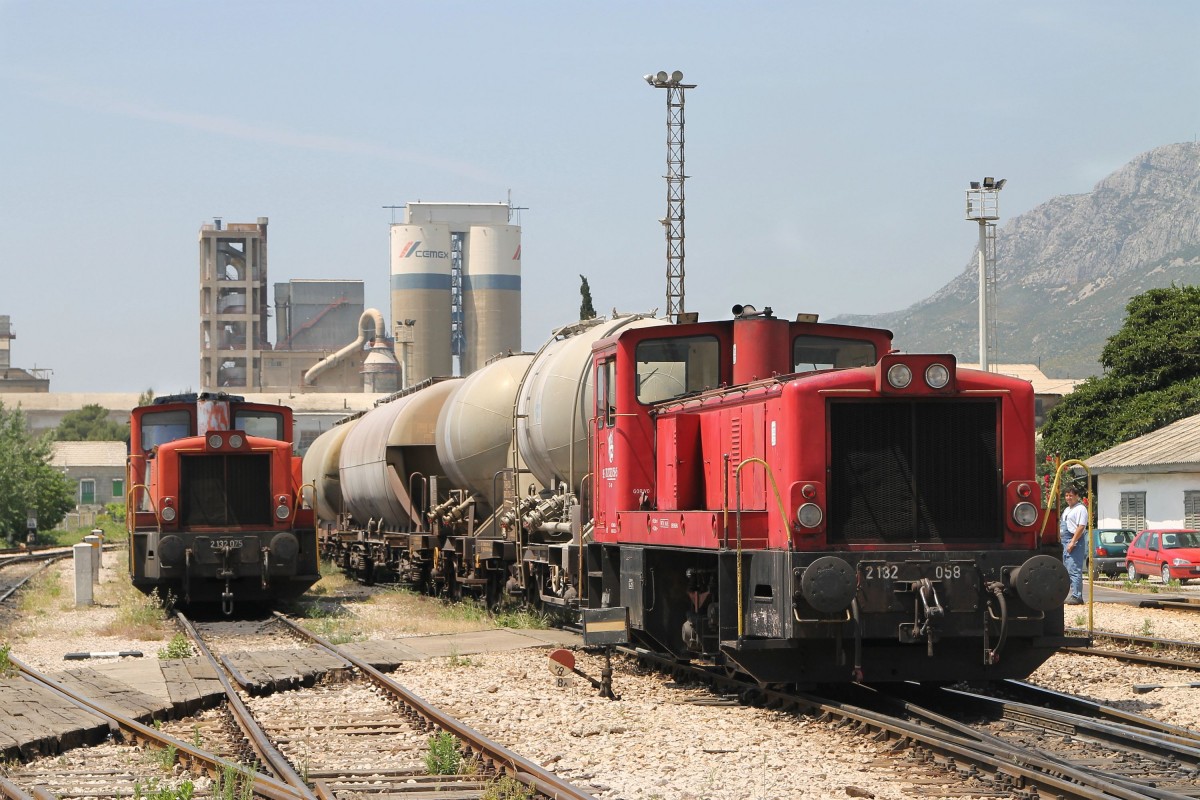 2132 058 während rangierarbeiten neben 2132 075 auf Bahnhof Solin am 19-5-2015.