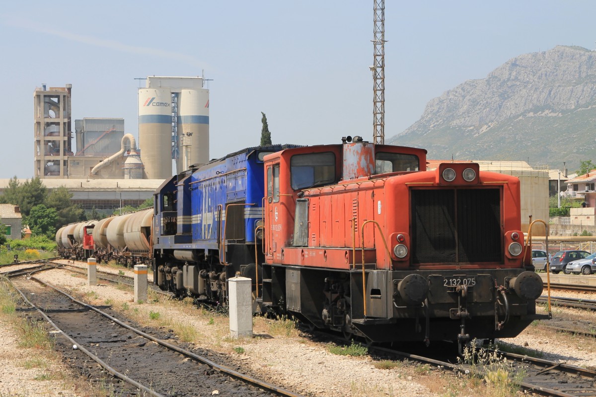 2132 075 und 2044 028 auf Bahnhof Solin am 19-5-2015.