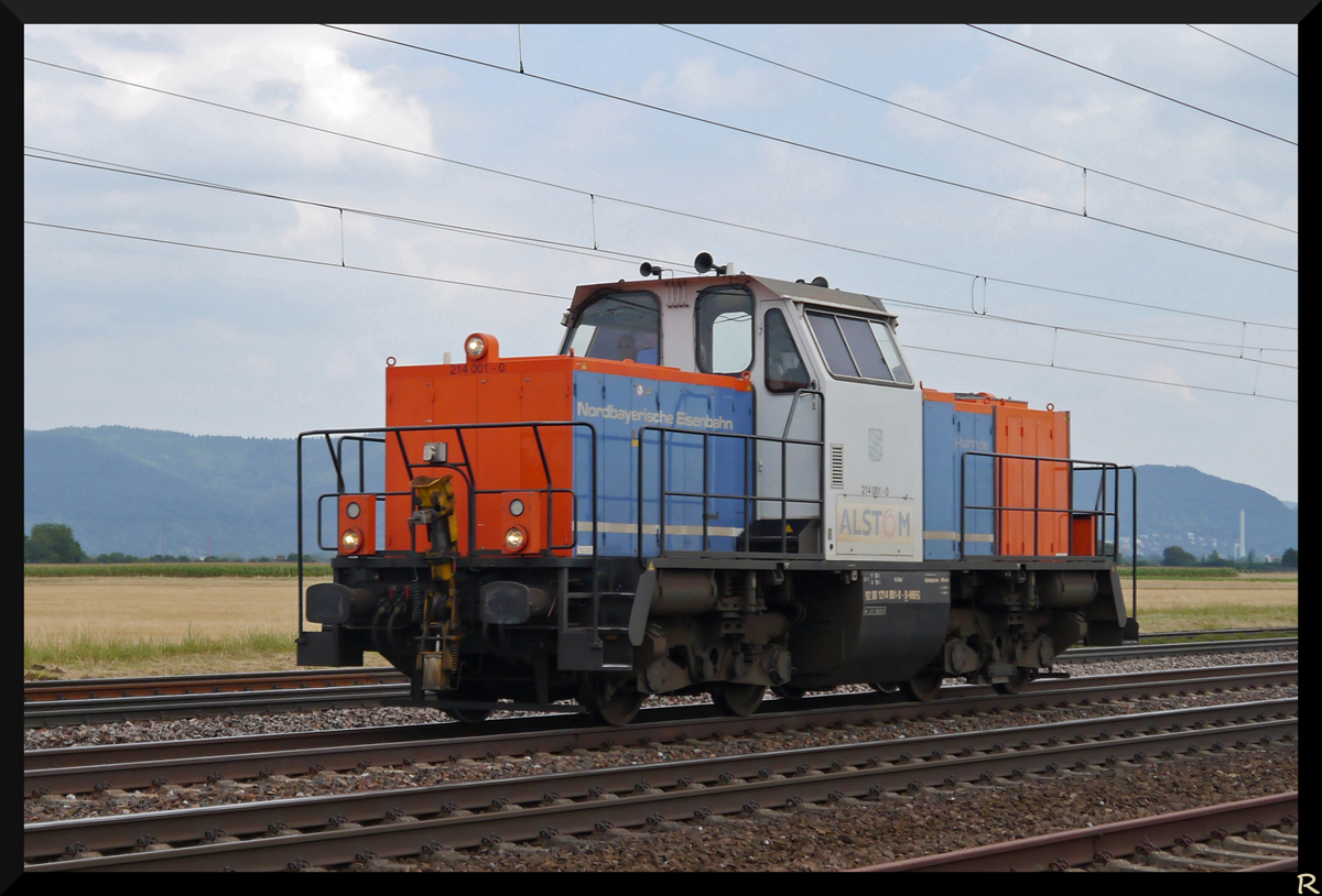 214 001-0 der NBE ist als Lz auf der Strecke zwischen Heidelberg und Mannheim unterwegs. 

Da hat Alstom viel umgebaut/neu gebaut, denn die ursprngliche Lok der Baureihe 212 lsst sich auer an den Drehgestellen kaum noch erkennen. Derselbe Umbau wird irgendwann auch auf die Loks der Tunnelrettungszge zukommen, sodass das   Gesicht  der alten V100 langsam verschwinden wird. (11.08.2013)