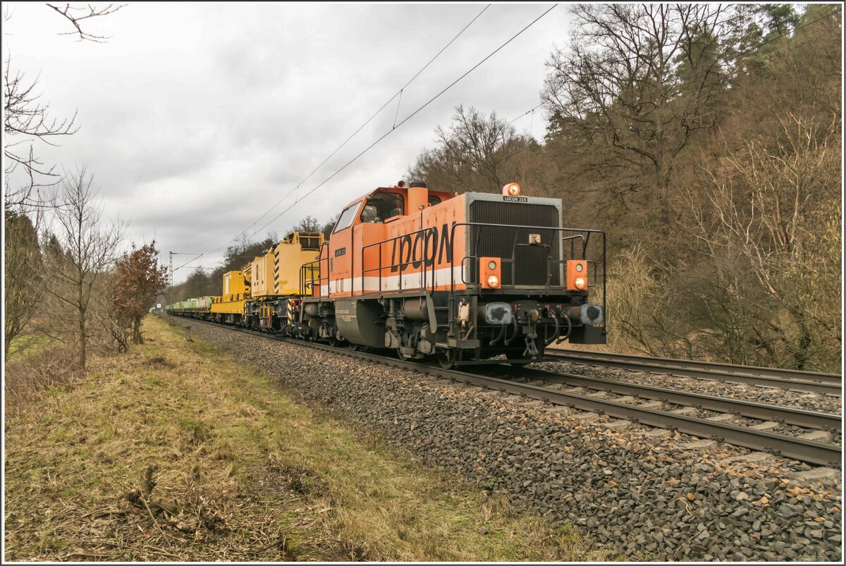 214 005-1 (Locon 215)  ist am 09.02.2022 mit einem Bauzug in Richtung Fulda unterwegs,gesehen im Haunetal.