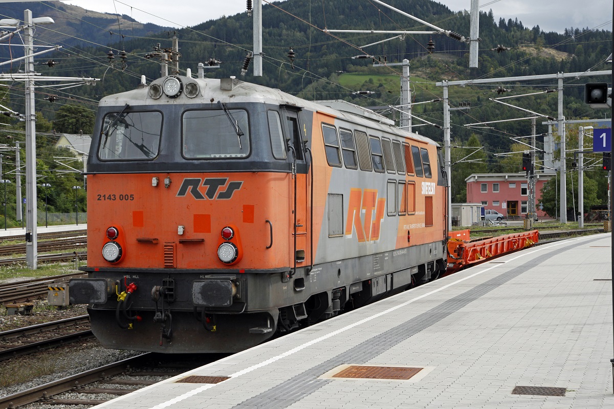 2143 005 von RTS mit einem extrakurzen Güterzug in Bruck/Mur am 16.09.2013