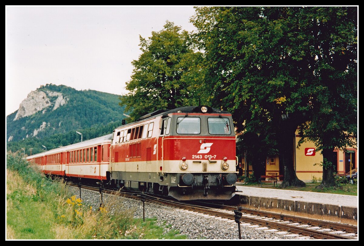 2143 013 erreicht am 10.09.1996 mit einem Regionalzug den Bahnhof Scheiblingkirchen - Warth. Im Hintergrund ist der geschichtsträchtige Türkensturz zu erkennen.