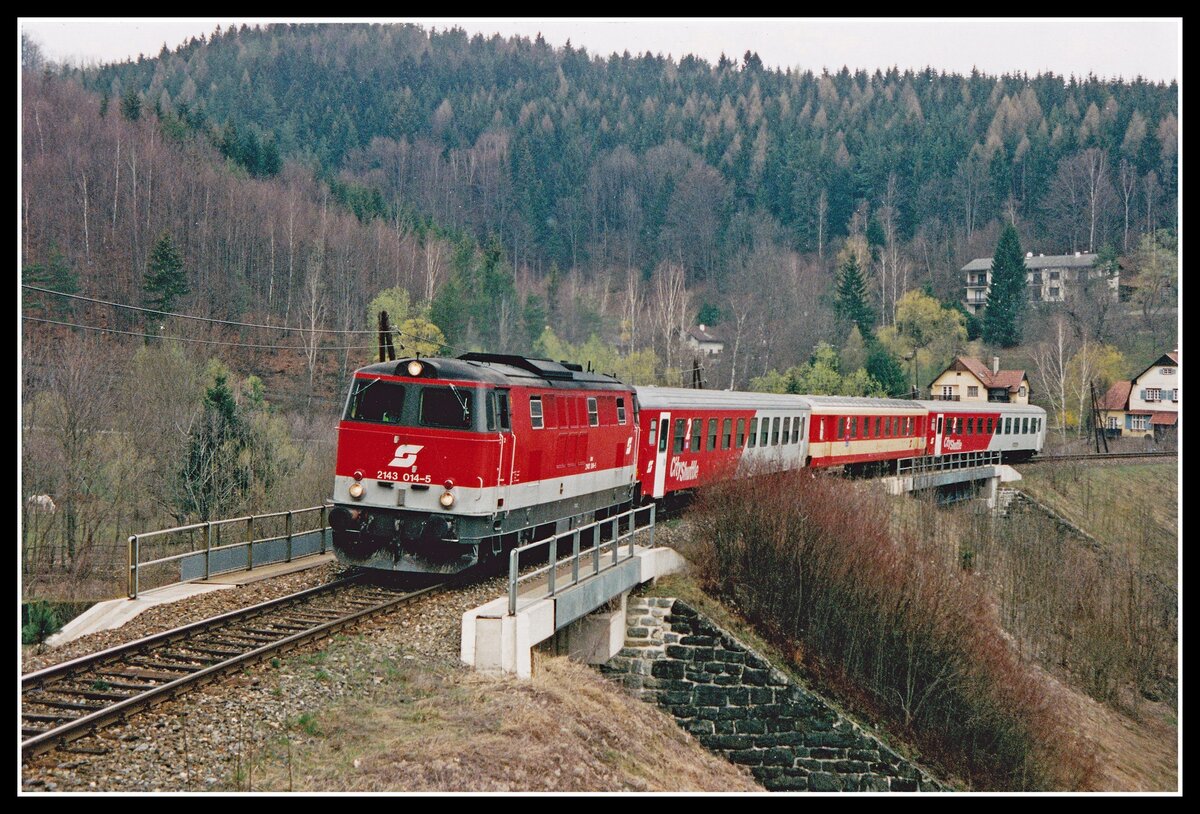 2143 014 mit E2701 bei Aspnag am 27.03.2002.