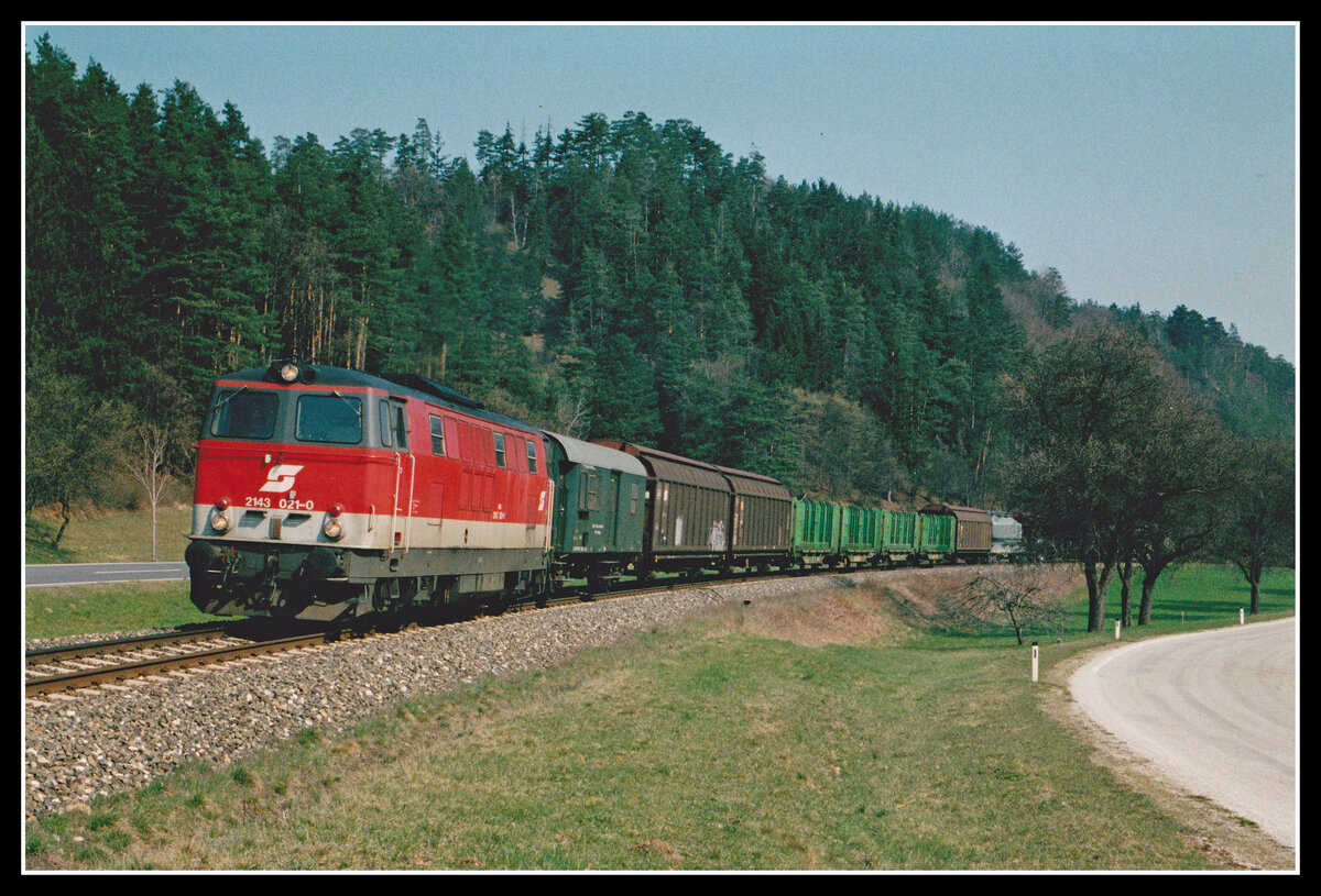 2143 021 ist am 16.04.2003 mit Güzerzug bei Gleißenfeld unterwegs.