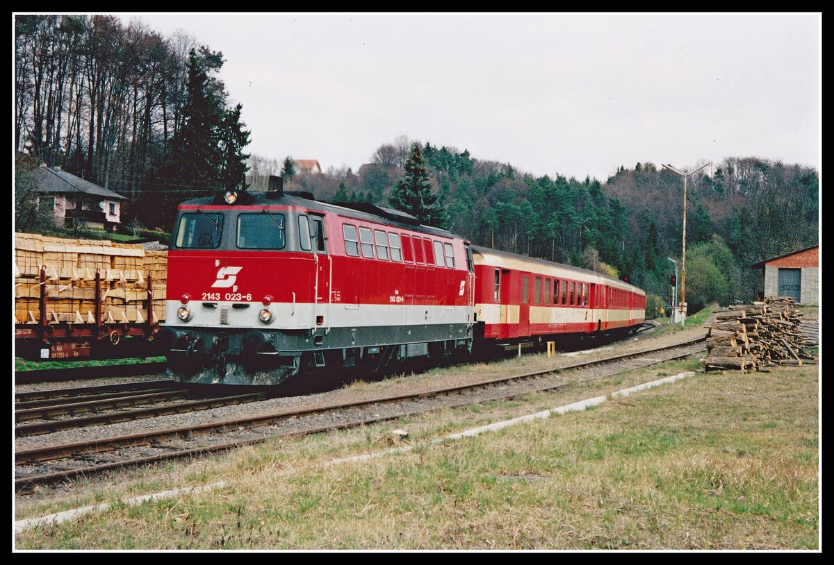 2143 023 fährt am 26.03.2002 mit R4715 in Laßnitzhöhe ein.