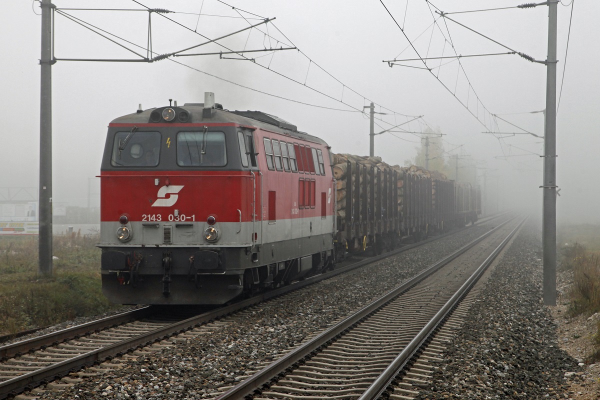 2143 030 mit Güterzug i nSollenau am 18.10.2017.