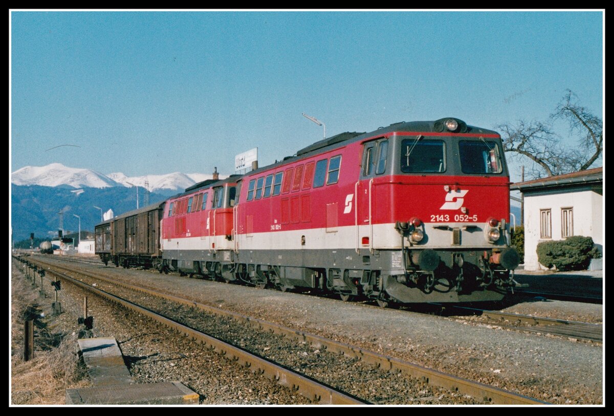 2143 032 + 2143 023 mit Güterzug in Weißkirchen am 21.03.2003.