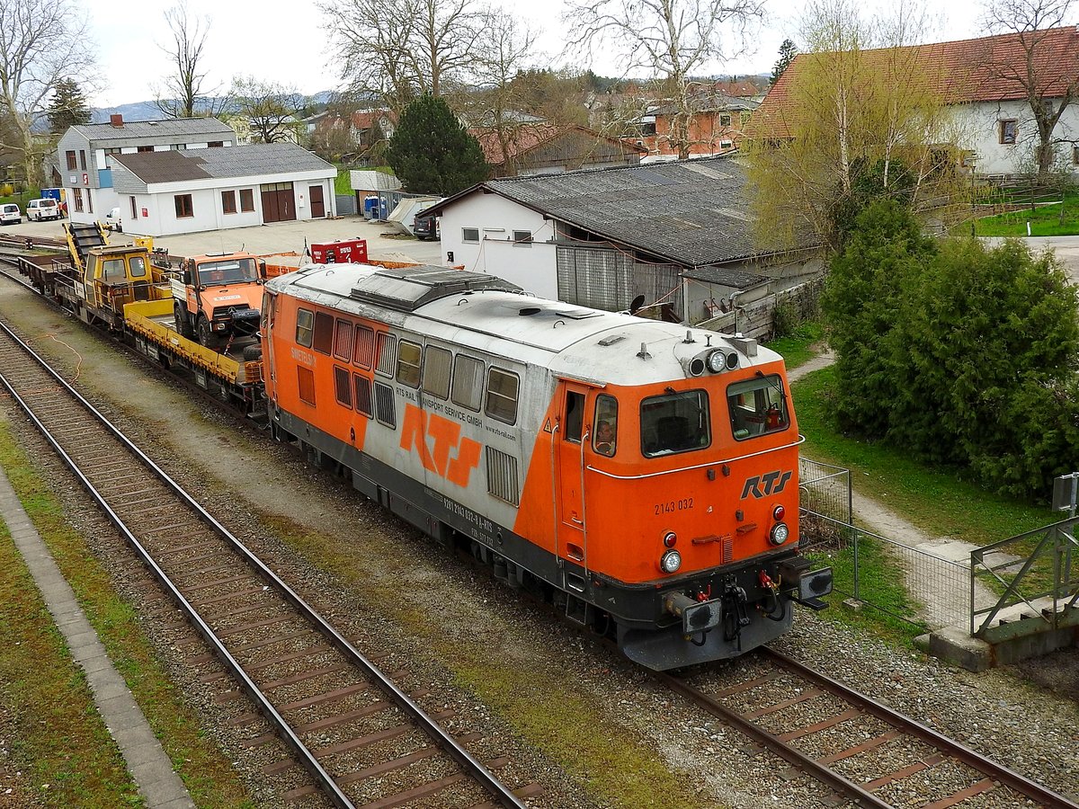 2143 032-8 von RTS-SWIETELSKY  mit Bauzug im Bhf. Ried i.I.; 180413