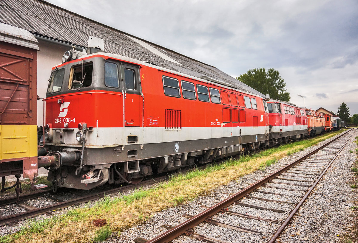 2143 038-4 und 2143 055-8 stehen mit noch weiteren Fahrzeugen des Vereins Neue Landesbahn, im Mistelbacher Lokalbahnhof.
Aufgenommen am 6.8.2017.

(Standpunkt ist der hinterste Erdbahnsteig | Bis hierher kommt man über einen Personenübergang)
