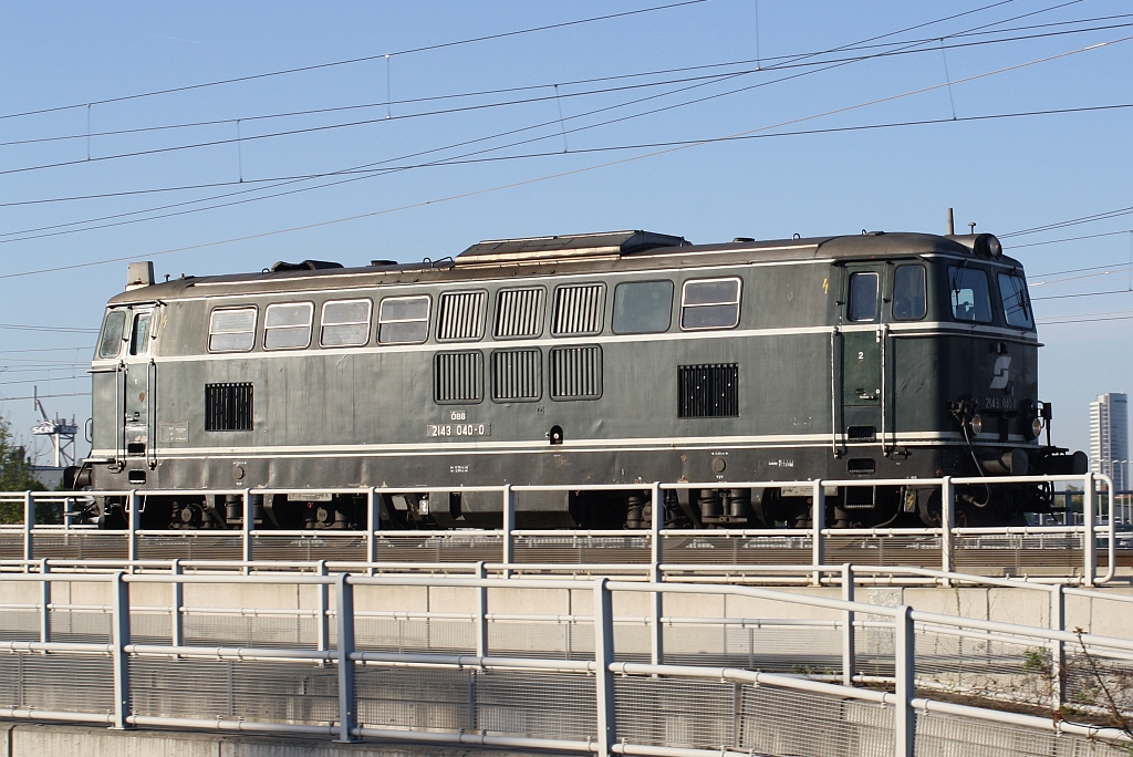 2143 040-0 als LZ 18058 von Stadlau nach Korneuburg am 22.April 2015 auf der Brücke über die A22-Abfahrt bei der Rampe der Italienerschleife vor dem Bf. Jedlersdorf.