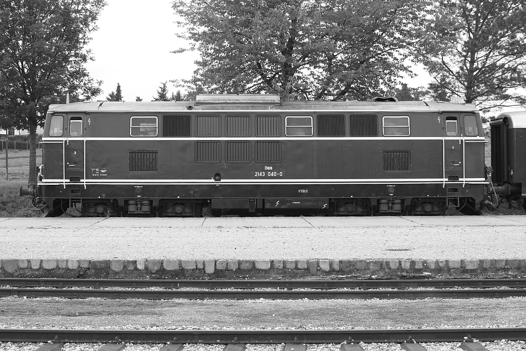 2143 040-0 am 14.September 2014 im Bhf. Ernstbrunn.