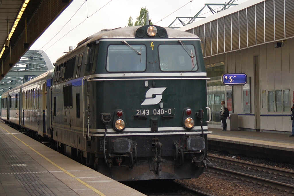 2143 040-0 am Abend des 14.September 2014 durch die Hst. Handelskai.