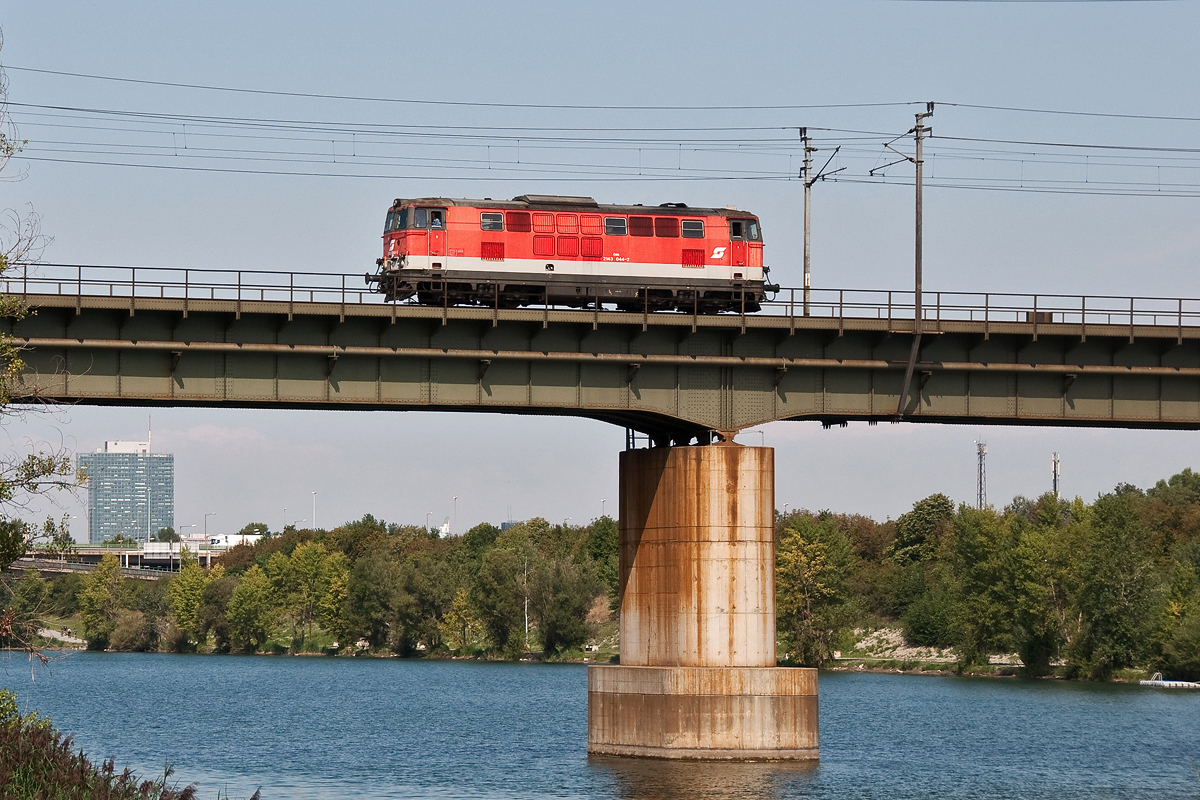 2143 044 rollt ber die neue Donau in Wien. Das Foto enstand am 30.08.2013.