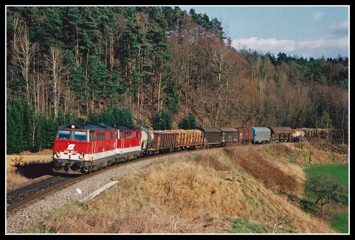 2143 051 + 2143 061 mit Güterzug bei Laßnitzhöhe am 26.03.2002.