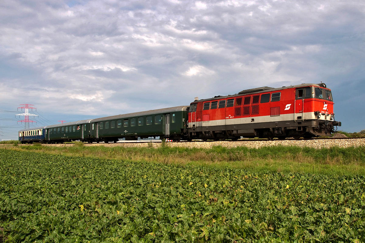 2143 051, unterwegs mit dem  NostalgieExpress Leiser Berge  nach Ernstbrunn. Die Aufnahme entstand am 23.08.2014 zwischen Korneuburg und Stetten.