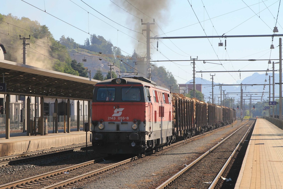 2143 055-8 mit einem Gterzug auf Bahnhof Jenbach am 2-8-2013.