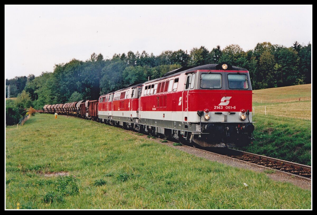 2143 061, 060 und 025 mit Güterzug bei Authal am 12.09.2001.