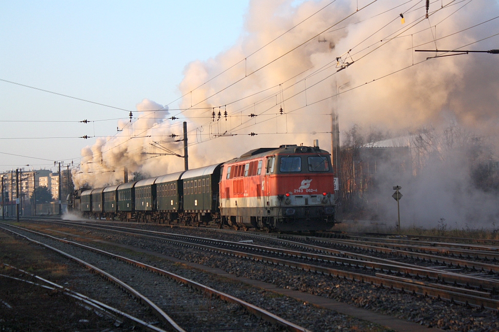 2143 062-4 als Heizlok am Schluss des von der SEK 52.100 gezogenen SR 14011 von Wien Meidling nach Gutenstein am 24.Dezember 2013 kurz vor Atzgersdorf.