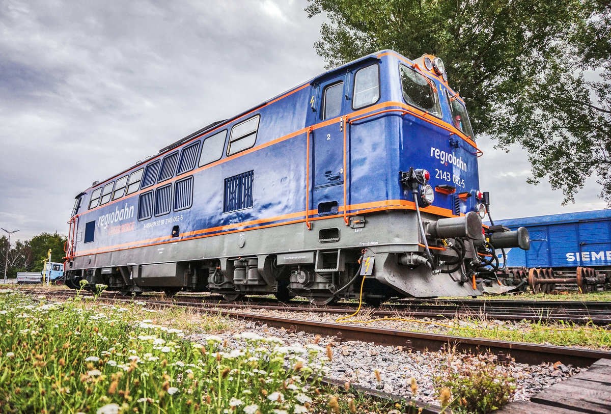 2143 062-5 der regiobahn LEISER BERGE steht am 6.8.2017 auf dem Vereinsgelände des Vereins  Neue Landesbahn  im Mistelbacher Lokalbahnhof.
Jeden Samstag bespannt die Lok den NostalgieEsxpress Leiser Berge von Wien Praterstern nach Ernstbrunn.

(Vereinsgelände öffentlich zugänglich)