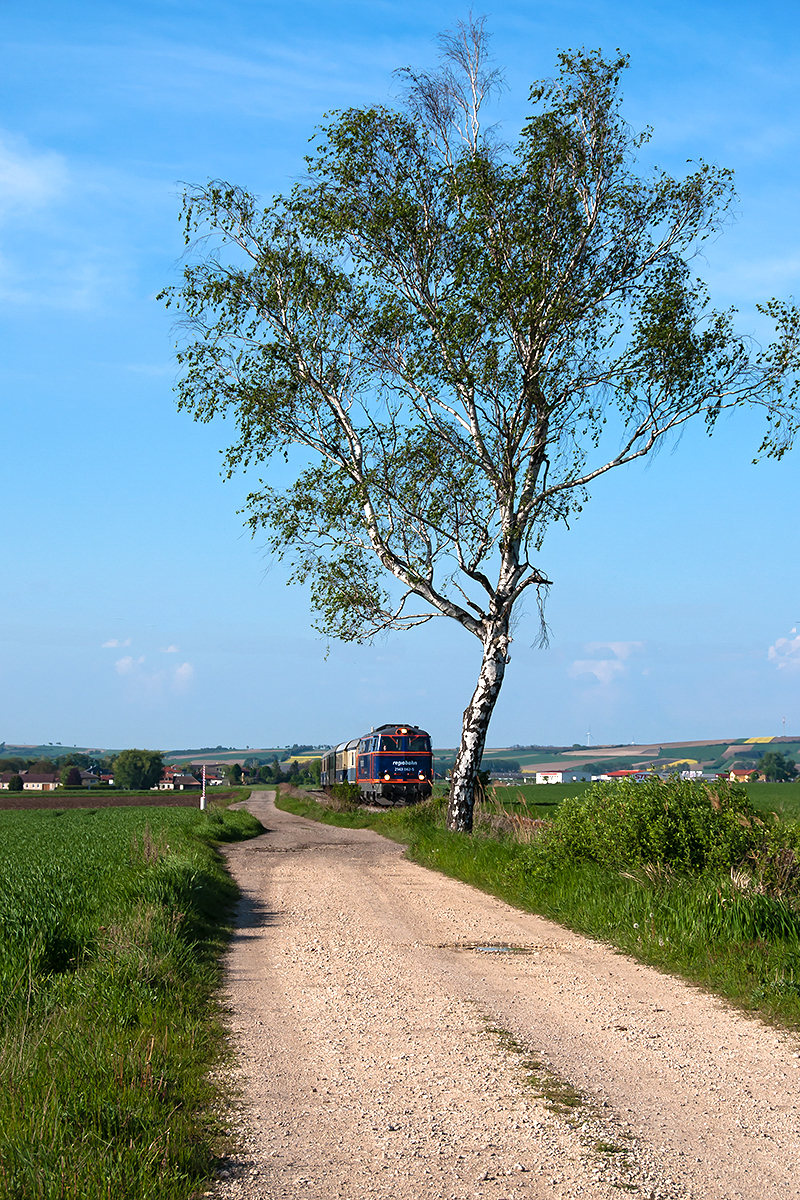 2143 062 mit dem ersten  Nostalgieexpress Leiser Berge  des Jahres 2017, am 06.05.2017 kurz vor der Haltestelle in Stetten.