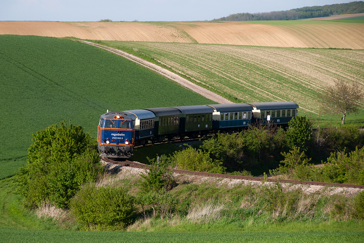 2143 062 mit dem ersten  Nostalgieexpress Leiser Berge  des Jahres 2017, am 06.05.2017 kurz vor Würnitz-Hetzmannsdorf.