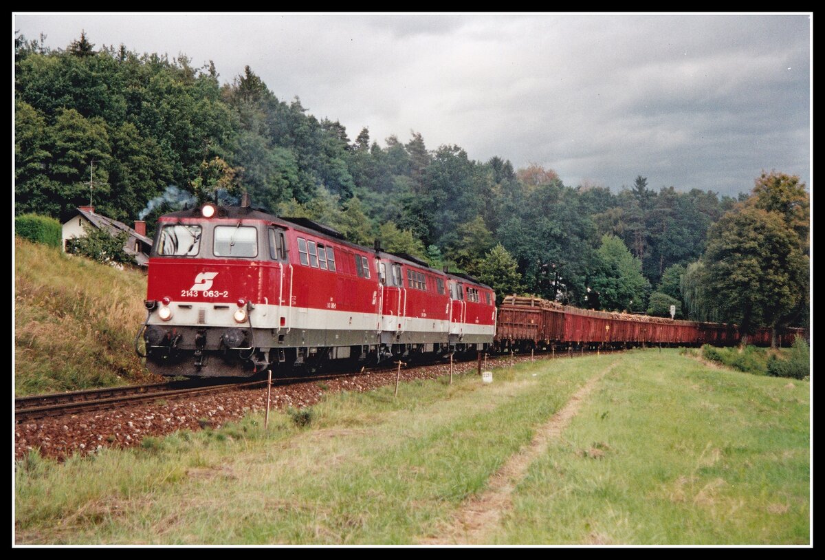 2143 063 + 062 + 025 mit Güterzug bei Laßnitzthal am 12.09.2001.