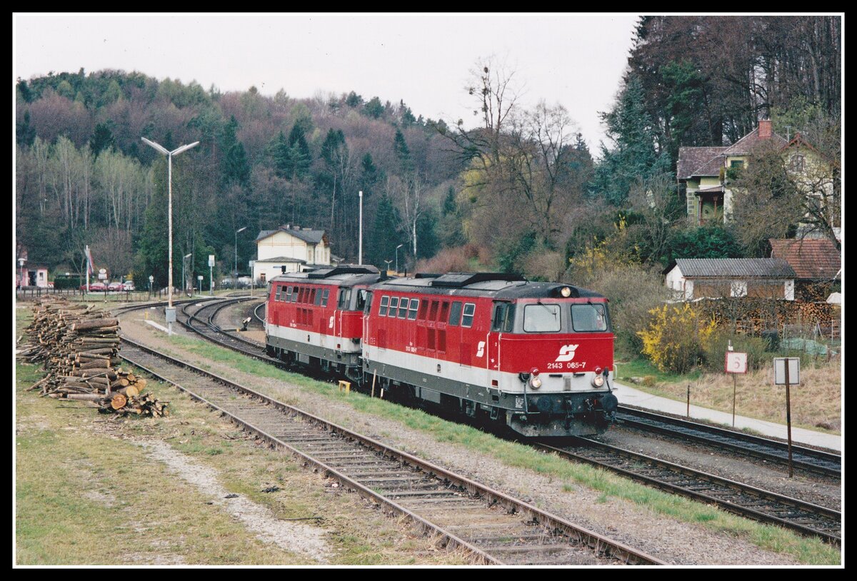 2143 065 + 2143 062 fahren am 26.03.2002 als Lokzug durch den Bahnhof Laßnitzhöhe.