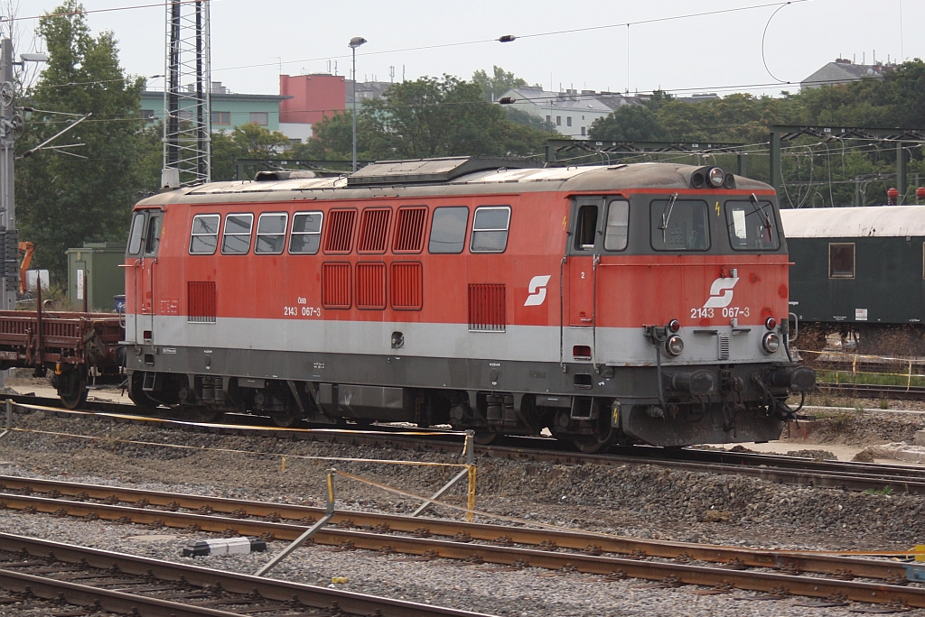 2143 067-3 am 07.September 2014 im Bhf. Wien Meidling.