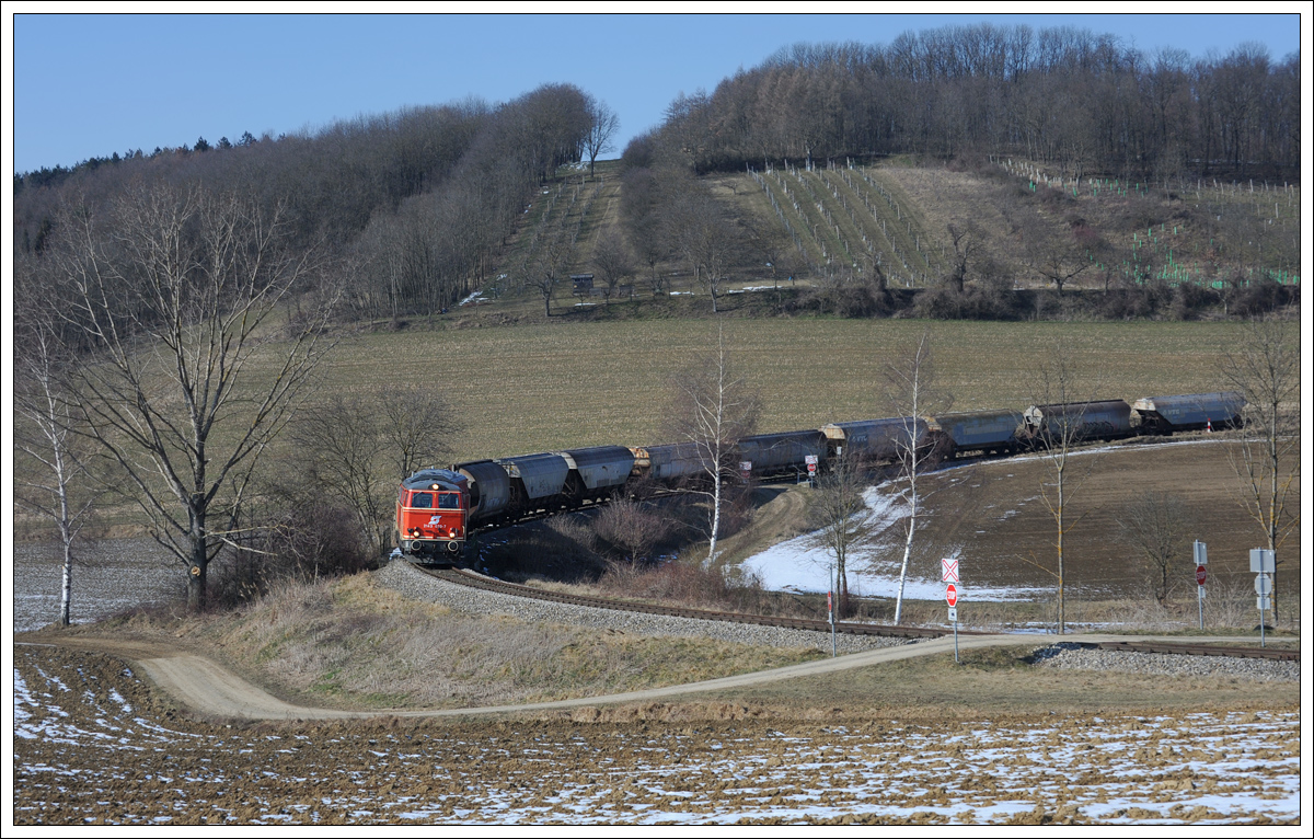 2143 070 und 2143.56 vom Verein Neue Landesbahn mit einem Getreidezug von Ernstbrunn nach Wetzleinsdorf am 25.2.2018 kurz vor dem Ziel. 