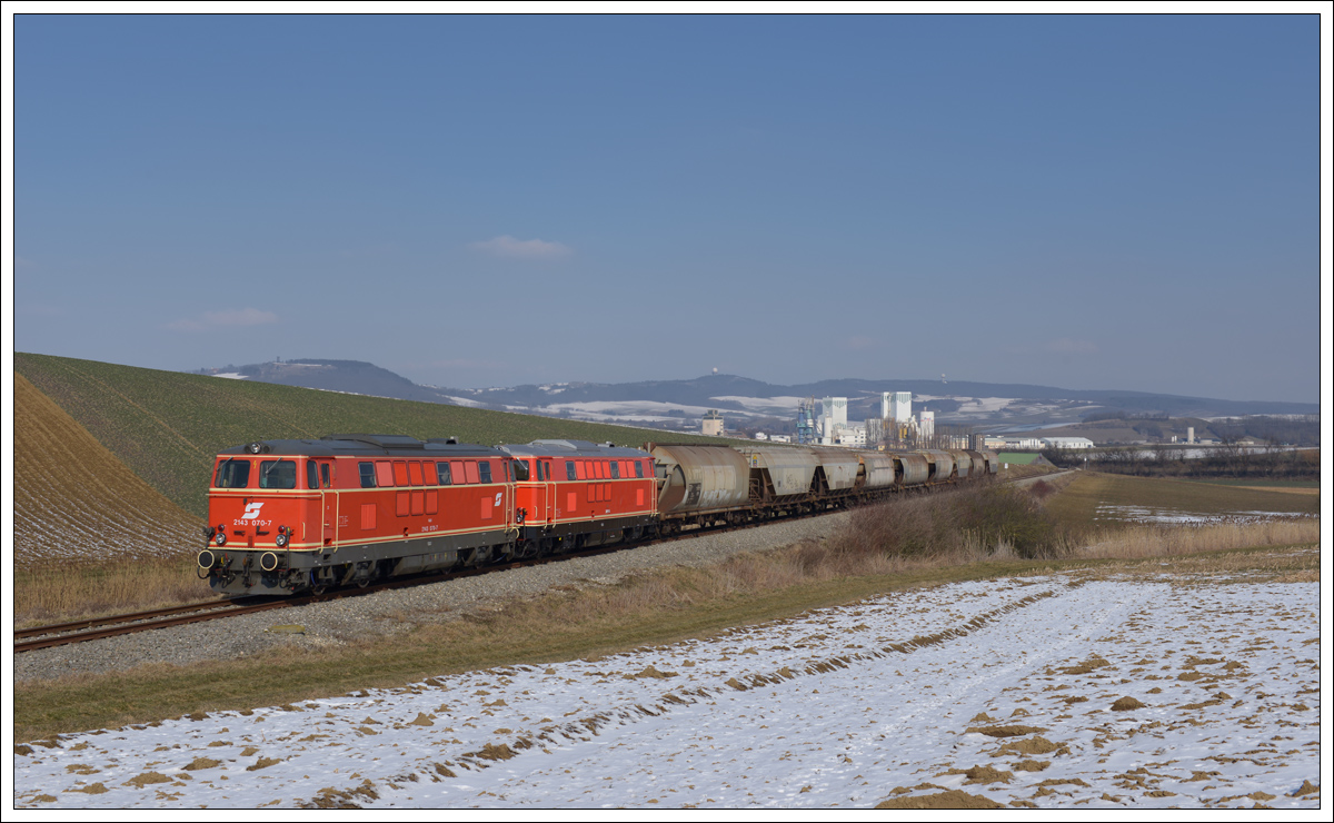 2143 070 und 2143.56 vom Verein Neue Landesbahn mit einem Getreidezug von Ernstbrunn nach Wetzleinsdorf am 25.2.2018 mit Blick auf Ernstbrunn.