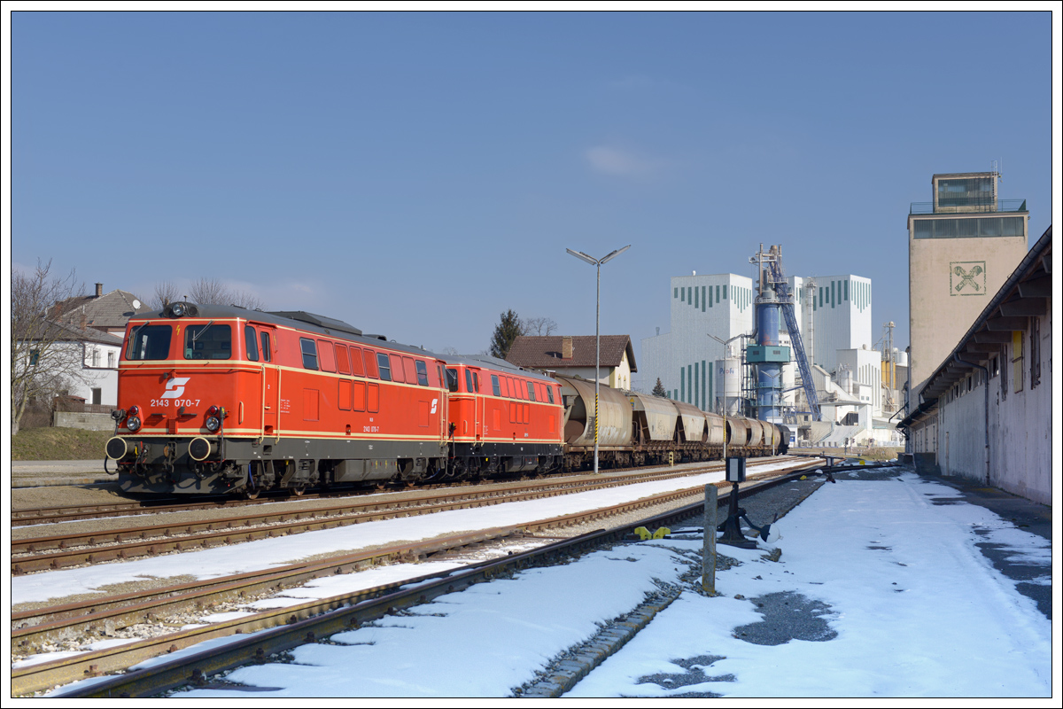 2143 070 und 2143.56 vom Verein Neue Landesbahn mit einem Getreidezug von Ernstbrunn nach Wetzleinsdorf am 25.2.2018 kurz vor der Abfahrt.