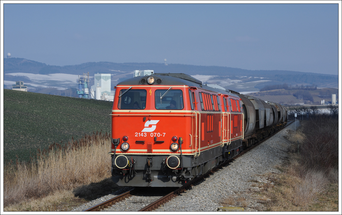 2143 070 und 2143.56 vom Verein Neue Landesbahn mit einem Getreidezug von Ernstbrunn nach Wetzleinsdorf am 25.2.2018 mit Blick auf Ernstbrunn.