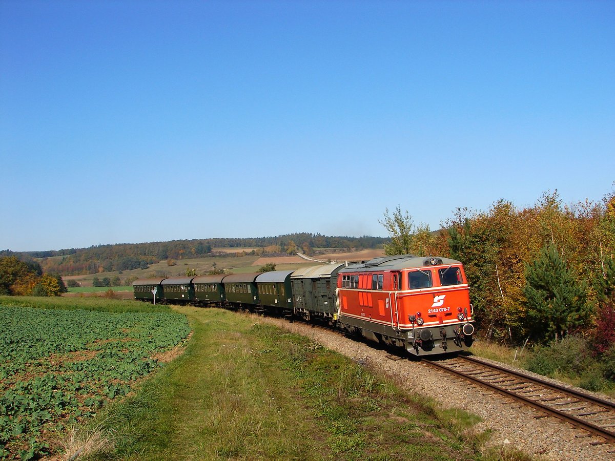 2143 070 auf dem Weg mit dem Reblaus Express zwischen Hessendorf und Weitersfeld am 12.10.2019.