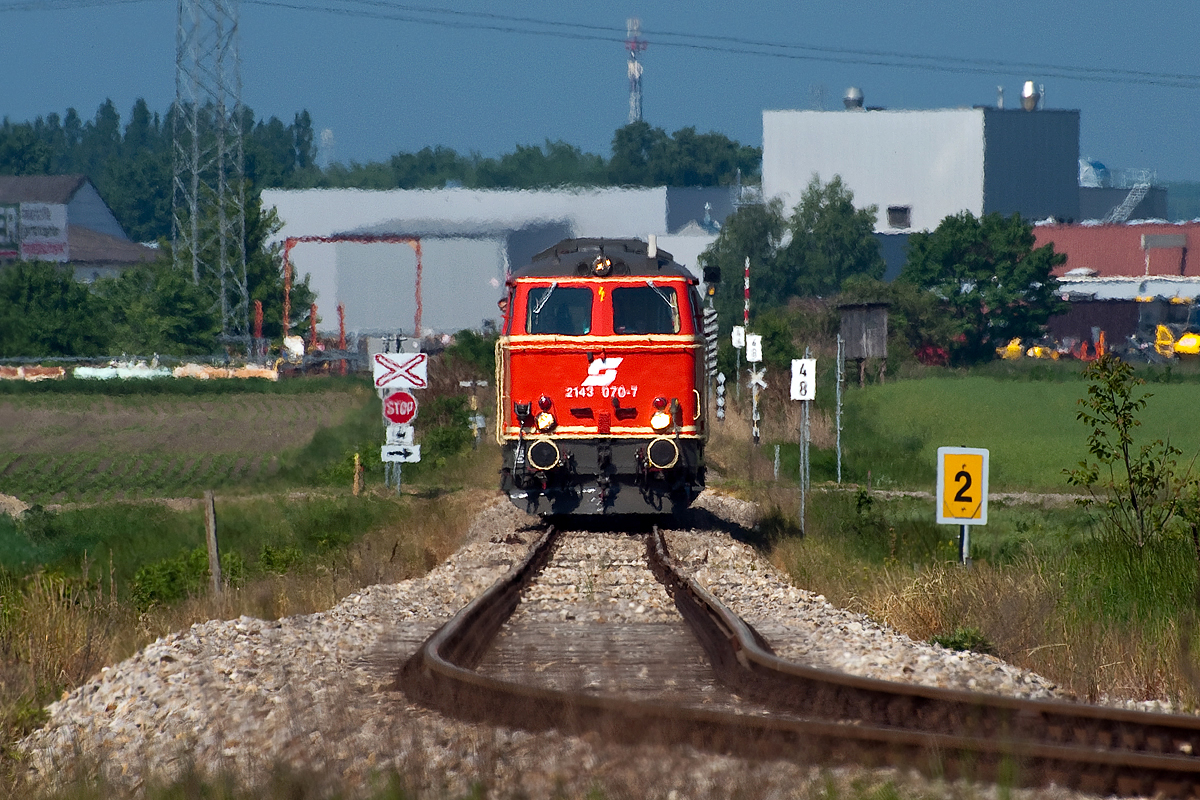 2143 070 ist mit dem Nostagie Express  Leiser Berge  am 16.05.2015 kurz vor Stetten Fossilienwelt unterwegs.