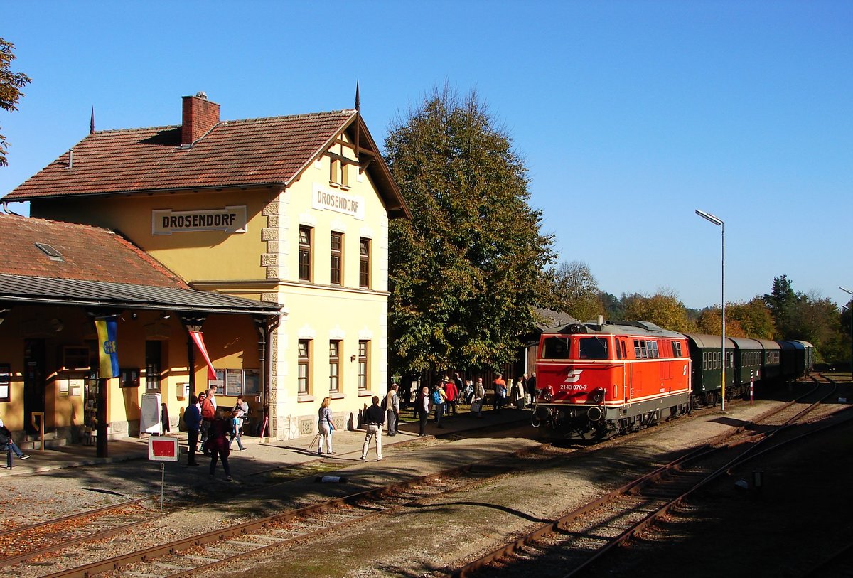 2143 070 mit dem Reblaus Express 16972 bei herrlichstem Herbstwetter bei der Einfahrt in Drosendorf. 12.10.2019.