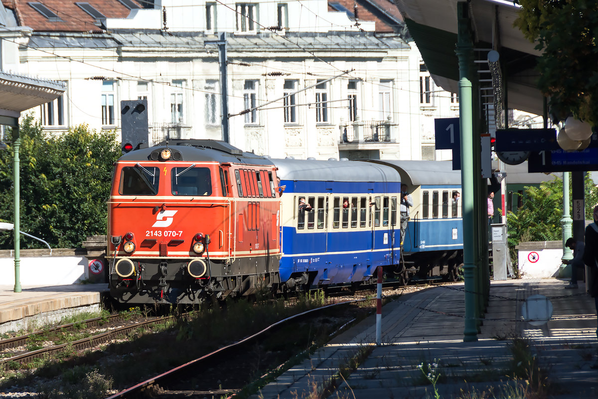 2143 070 mit dem Sonderzug zum Heizhausfest in Mistelbach bei seiner Tour  Rund um Wien  erreicht auf der Vororteline Wien Gersthof. Die Aufnahme entstand am 05.09.2020.