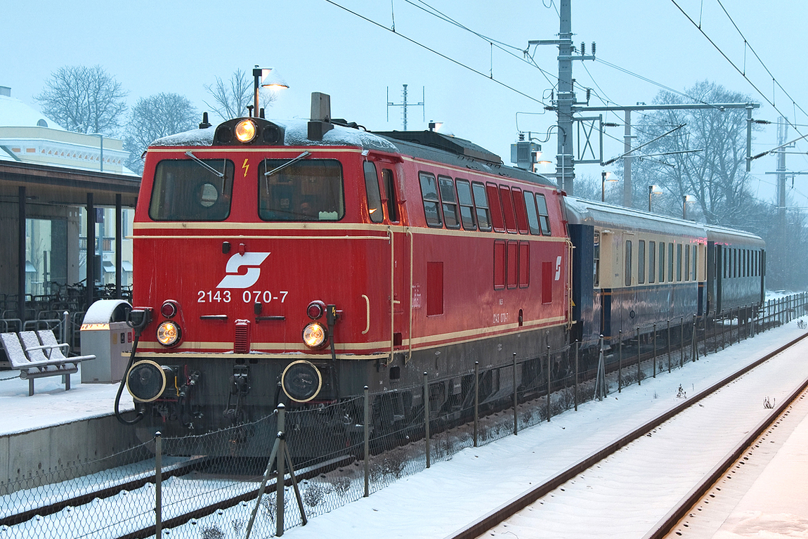 2143 070 steht mit dem Nostalgiezug zur stimmungsvollen winterlichen Fackelwanderung und genußvoller Weinviertler Gaumenfreuden nach Ernstbrunn im Bahnhof Korneuburg zur Abfahrt bereit. Die Aufnahme entstand am 23.01.2016.