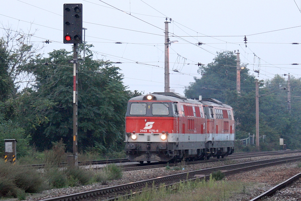2143 075-6 und 053-3 fahren am frühen Morgen des 10.September 2014 durch Deutsch Wagram.