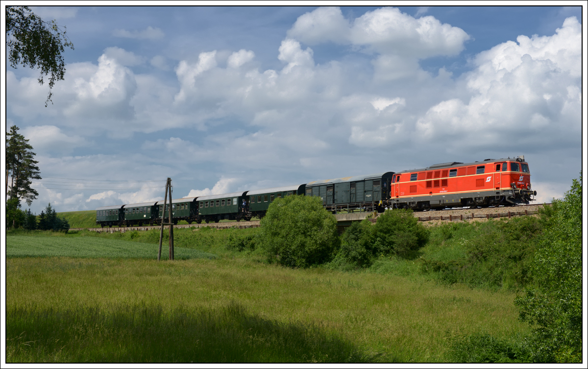 2143 70 vom Verein Neue Landesbahn mit dem Reblausexpress 16973 von Drosendorf nach Retz am 3.6.2018 zwischen Zissersdorf und Geras-Kottaun aufgenommen.
