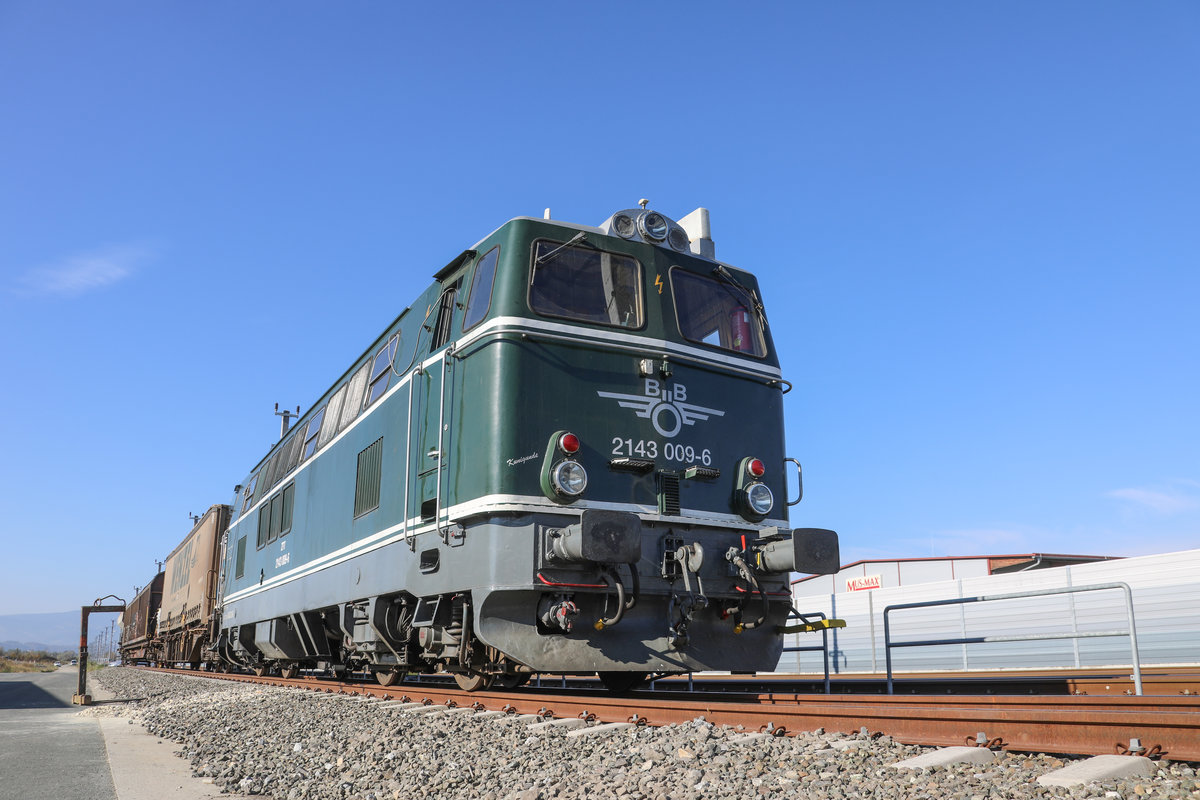 2143.009 wartet im Bahnhof Wettmanstätten auf weitere Fahrten. 22.10.2018
4meter und 25 cm von der SOK und der Asfaltierten Strasse aus  aufgenommen 
